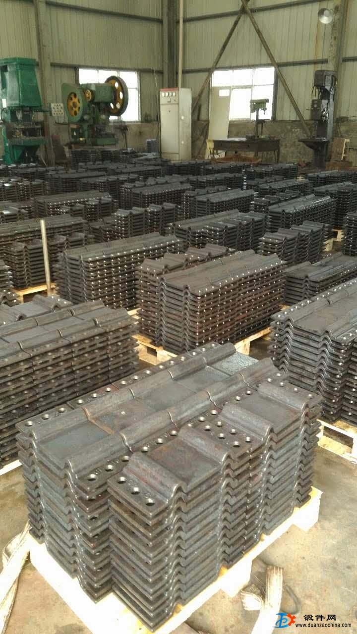 江西鍛造廠專業(yè)生產(chǎn)挖掘機(jī)搖臂，吊鉤，管卡等鍛造件