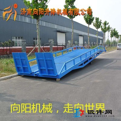山東青島移動式登車橋移動升降臺液壓登車橋生產(chǎn)廠家